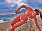 De biquíni, ex-BBB Adriana aparece tentando se equilibrar na praia