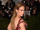 Uau! Jennifer Lopez exibe parte do bumbum em baile de gala nos EUA