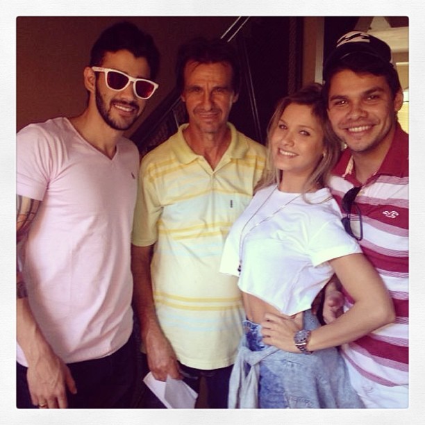 Gusttavo Lima e Andressa Suita com familiares (Foto: Instagram / Reprodução)