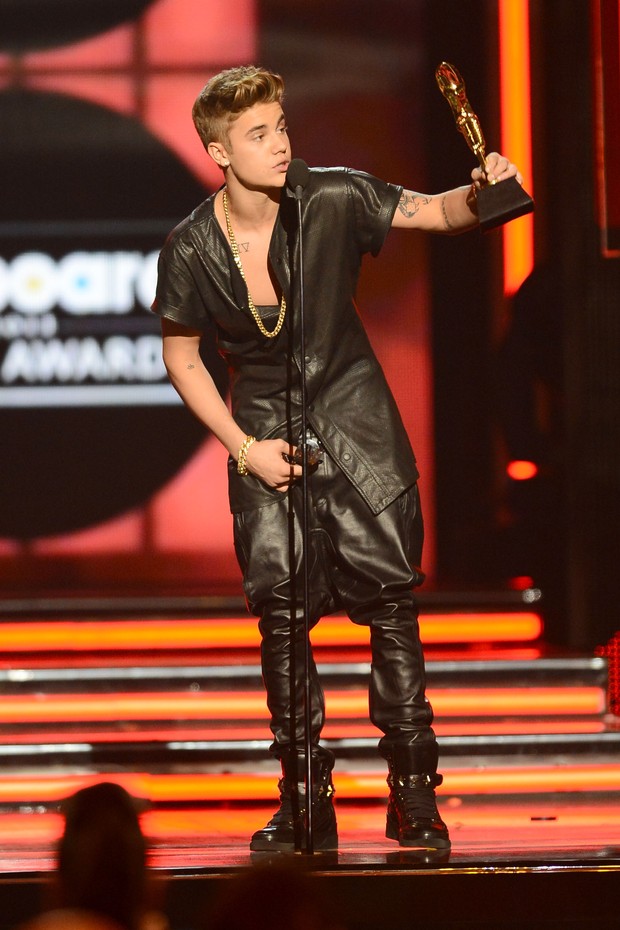 Justin Bieber recebendo prêmio (Foto: Agência AFP)