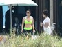 Jennifer Lopez se exercita de barriga de fora nas Bahamas