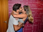 Deborah Secco exibe seu corpão e beija muito Hugo Moura