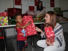 Marina Ruy Barbosa distribui presentes a crianças carentes no Rio