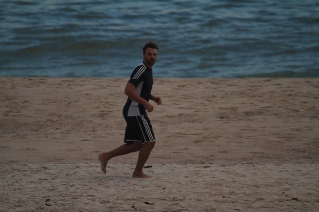 Cássio Reis corre na praia do pepino em São Conrado (Foto: Dilson Silva / AgNews)