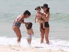 Giovanna Antonelli curte dia de praia em família com biquíni comportado