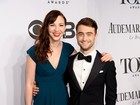 Daniel Radcliffe e Erin Darke vão juntos a premiação