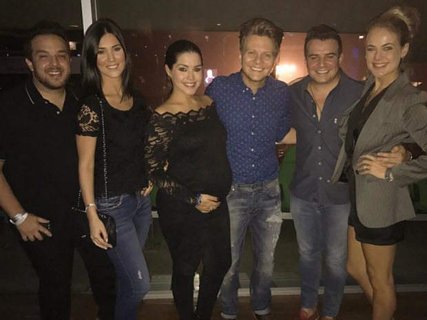 Thaís Fersoza e Michel Teló e Thais Pacholek e o marido, Belutti, com amigos em show em São Paulo (Foto: Instagram/ Reprodução)