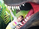 Rafaella Justus brinca dentro de boca de dinossauro