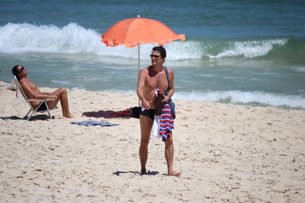 Marcelo Serrado na praia (Foto: Fabio Moreno / Foto Rio News)