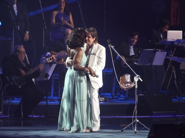 Glória Maria com Roberto Carlos em show no Rio (Foto: Claudio Andrade/ Foto Rio News)