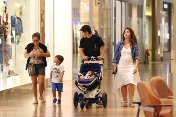 Dario Conca passeia com a família pelo shopping Village Mall (Foto: AgNews  / AgNews)