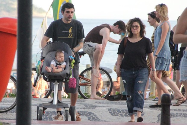 Maria Rita com a família na orla (Foto: Rodrigo dos Anjos / AgNews)