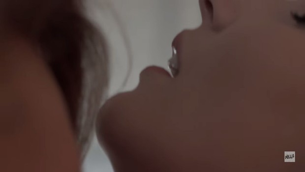 Gabi Lopes aparece nua e beija menina em videoclipe (Foto: Reprodução / Youtube)