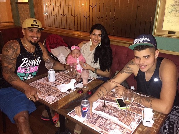 Naldo com Ellen Cardoso, a Mulher Moranguinho, e os filhos, Maria Victoria e Pablo, em restaurante na Zona Oeste do Rio (Foto: Instagram/ Reprodução)