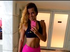 Renata Santos exibe barriga sarada e cinturinha em selfie