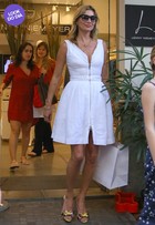 Look do dia: Kate Moss usa vestido branco para passeio no Rio