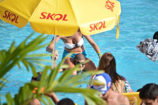 Caio Castro e loira na piscina em Pool Party  (Foto: Felipe Souto Maior / AgNews)