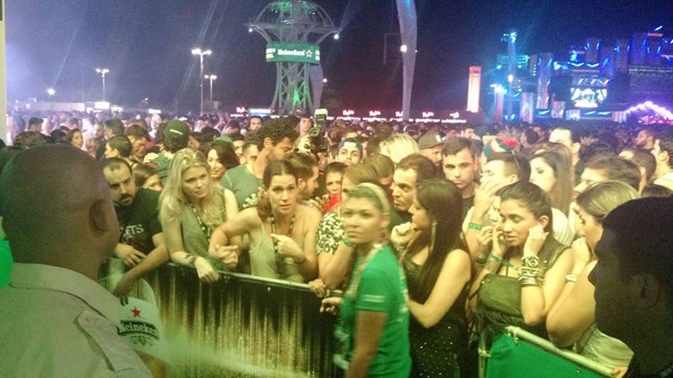 Vanessa Lóes na fila do camarote no Rock in Rio (Foto: EGO)