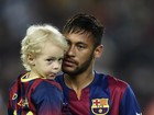 Neymar entra com o filho, Davi Lucca, em jogo do qual saiu derrotado