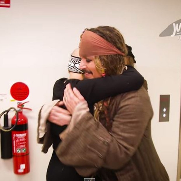 Johnny Depp visita hospital (Foto: Reprodução/Youtube)