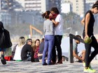 Humberto Carrão beija muito em passeio pela orla do Leblon, no Rio