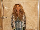 Sem maquiagem e com roupa, Beyoncé posa no chuveiro