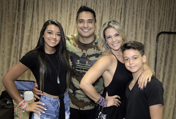 Carla Perez e Xandy com os filhos (Foto: Elielson Pita/Divulgação)