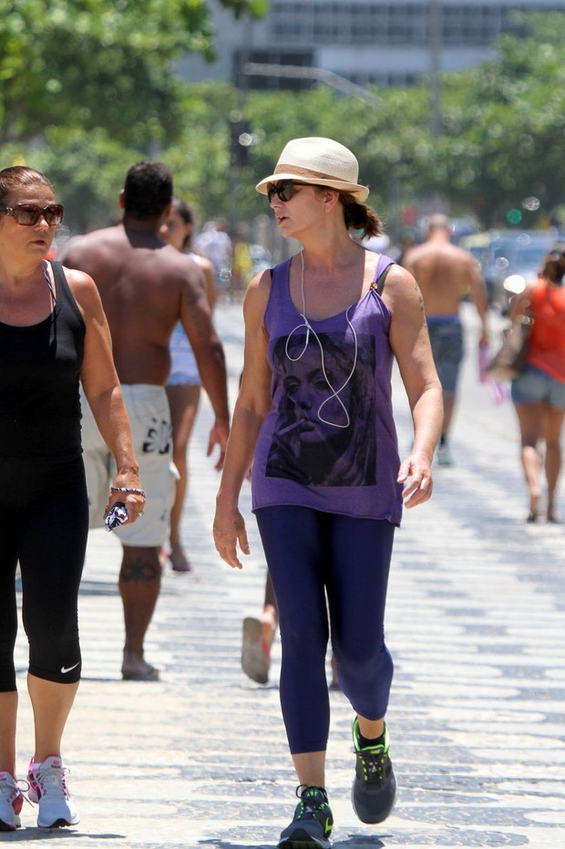 Luiza Brunet caminha com amiga na orla do Rio (Foto: André Freitas / AgNews)