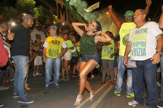 Anitta no ensaio de rua da Mocidade Independente de Padre Miguel (Foto: Felipe Assumpção/Ag News)