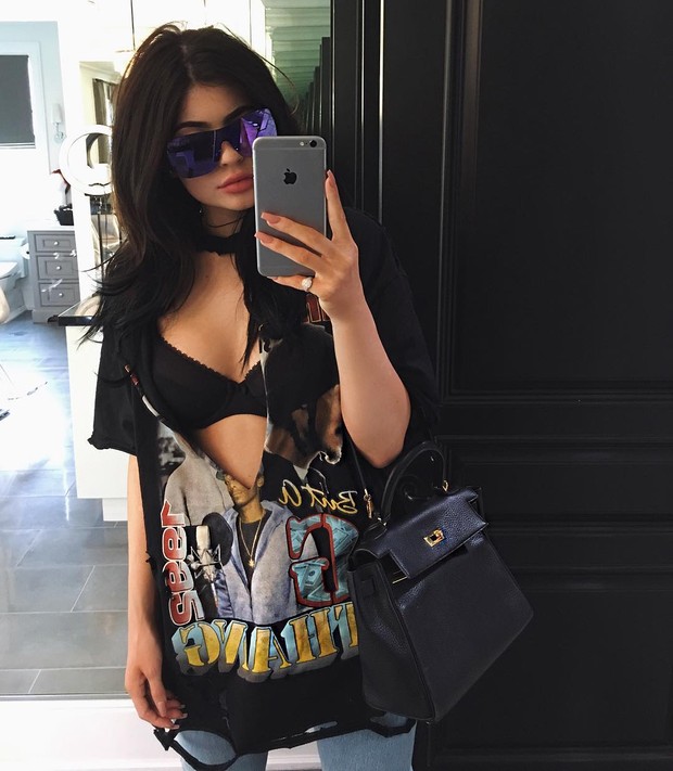 Kylie Jenner usa blusa rasgada (Foto: Instagram / Reprodução)