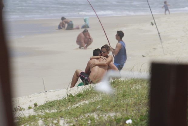 Fernanda Freitas e namorado na praia da Reserva, no RJ (Foto: Dilson Silva / Agnews)
