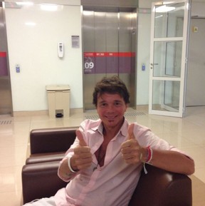 Netinho postou foto no Hospital (Foto: Reprodução Facebook)