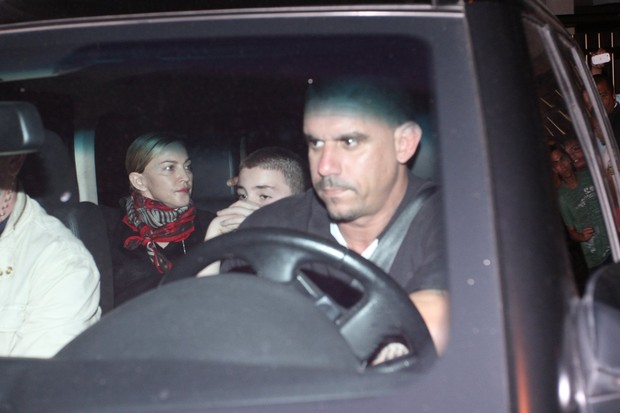 Madonna deixa hotel no Rio (Foto: Marcello Sá Barreto/Photo Rio News)
