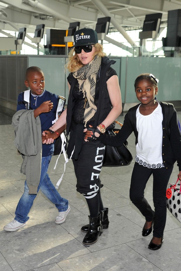 Madonna com Mercy James e David (Foto:  Matrix Pictures/Honopix)