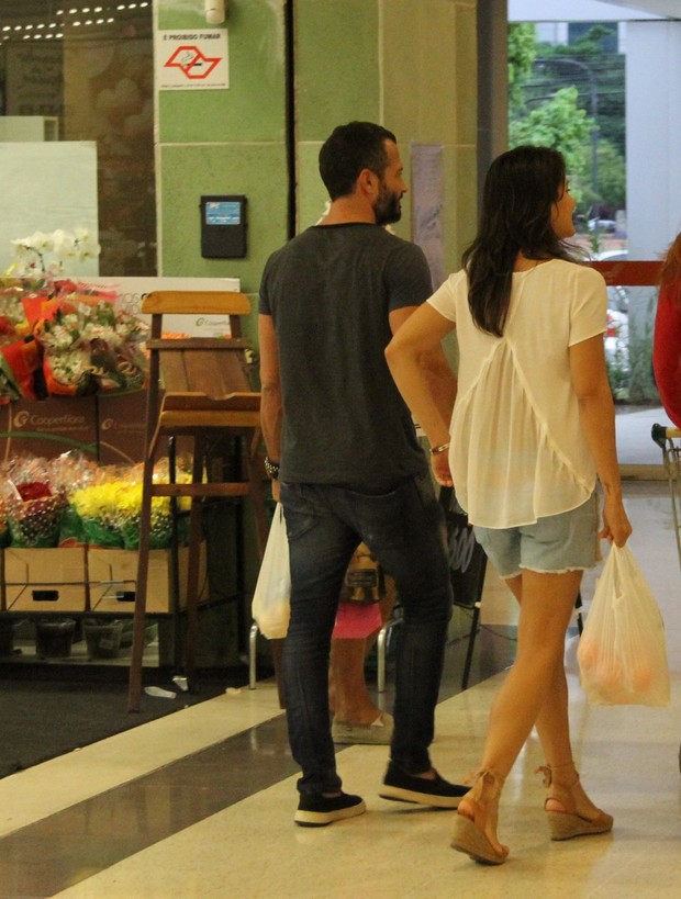 Malvino Salvador e esposa Kyra Gracie fazem compras em supermercado (Foto: Johnson parraguez-photorionews)