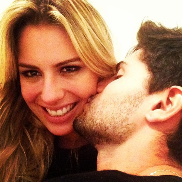 Fernanda Keulla posta foto ganhando beijo de André (Foto: Instagram / Reprodução)