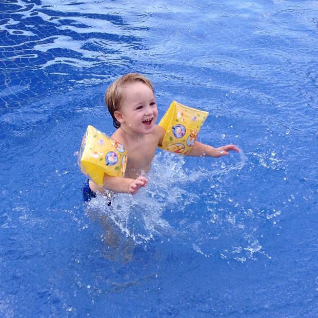 Guy, filho de Danielle Winits, brinca na piscina (Foto: Instagram / Reprodução)