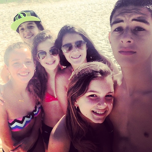 Filho de Bonner e Fátima Bernardes na praia com amigos (Foto: Instagram / Reprodução)