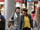 Caio Blat e Maria Ribeiro embarcam com o filho em aeroporto de SP