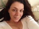 Sem maquiagem, Simony posta foto decotada na cama: 'Daqui eu não saio'