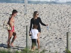 Cristiane Dias passeia com o filho na praia da Barra da Tijuca, no Rio