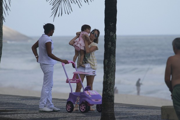 Fernanda Pontes passeia com a filha na orla (Foto: Dilson Silva / AgNews)