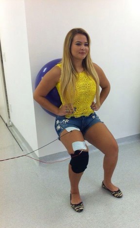 Geisy Arruda fazendo fisioterapia (Foto: Divulgação)