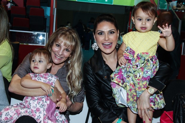 Natalalia Guimaraes com as filhas Kiara e Maya (Foto: Manuela Scarpa/Photo Rio News)