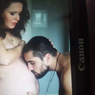 Rafael Cardoso beijando barriga da mulher, Mariana Bridi (Foto: Instagram / Reprodução)
