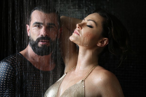 Laura Keller e Jorge Sousa posam para ensaio sexy (Foto: Glauber Bassi / Divulgação)