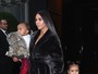 Kim Kardashian usa look combinando com o de North em passeio