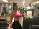 Viviane Araújo posa exibindo cintura fininha na academia: 'Bora treinar'