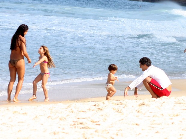 Eduardo Moscovis com os filhos (Foto: Jc Pereira /Foto Rio News)