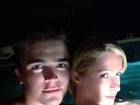 Paris Hilton tem noite romântica com o namorado em piscina